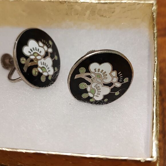 Vintage Japanese Cloisonne Enamel White Flowers Screw Back Earrings - Picture 6 of 8